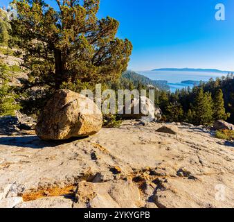 Vue surélevée d'Emerald Bay et du lac Tahoe depuis l'éperon de granit sur la piste Eagle Lake, Desolation Wilderness, Californie, États-Unis Banque D'Images