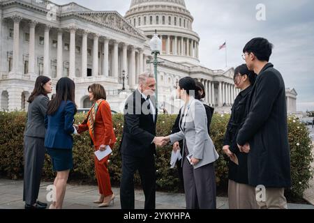 Washington, États-Unis. 19 novembre 2024. L'ancienne représentante Nancy Pelosi et le représentant républicain Chris Smith ont assisté à un rassemblement de soutien à l'affaire Hong Kong 47 pro démocratie au Capitol Hill à Washington DC le 19 novembre 2024. Le tribunal de Hong Kong a condamné 45 personnalités pro-démocratie à des peines de prison allant de quatre à dix ans, dans le cadre de la plus grande poursuite de sécurité nationale de la ville depuis l'introduction de la loi en 2020. (Photo de May Yeung/SOPA images/SIPA USA) crédit : SIPA USA/Alamy Live News Banque D'Images