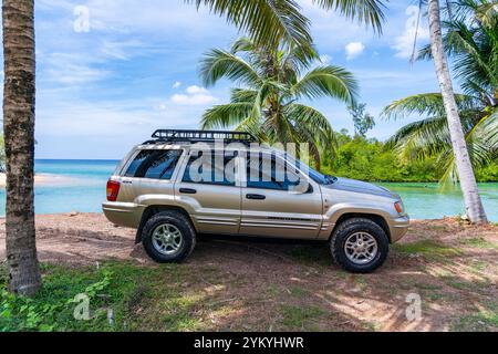 Phuket Thaïlande 19 novembre 2024 : Brown American SUV Jeep Grand Cherokee WJ 2002 près de la mer à Phuket Thaïlande, hors route sur terre, vue de la mer a Banque D'Images