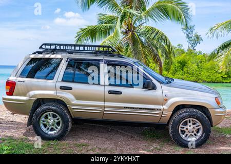 Phuket Thaïlande 19 novembre 2024 : Brown American SUV Jeep Grand Cherokee WJ 2002 près de la mer à Phuket Thaïlande, hors route sur terre, vue de la mer a Banque D'Images