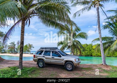 Phuket Thaïlande 19 novembre 2024 : Brown American SUV Jeep Grand Cherokee WJ 2002 près de la mer à Phuket Thaïlande, hors route sur terre, vue de la mer a Banque D'Images