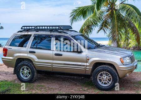 Phuket Thaïlande 19 novembre 2024 : Brown American SUV Jeep Grand Cherokee WJ 2002 près de la mer à Phuket Thaïlande, hors route sur terre, vue de la mer a Banque D'Images