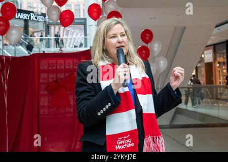 Christine Hogarth, députée provinciale d’Etobicoke Lakeshore, assiste au dévoilement de la machine Light the World Giving au Centre Eaton de Toronto. Les machines Light the World Giving sont des distributeurs automatiques interactifs qui permettent aux gens de faire des dons de charité en «achetant» des articles tels que des repas, des fournitures scolaires ou des soins médicaux pour ceux qui en ont besoin. Exploités par l'Église de Jésus-Christ des Saints des derniers jours, ils sont installés pendant la période des fêtes dans des endroits sélectionnés dans le monde entier pour inspirer des actes de gentillesse et de générosité. (Photo Shawn Goldberg/SOPA images/SIPA USA) Banque D'Images