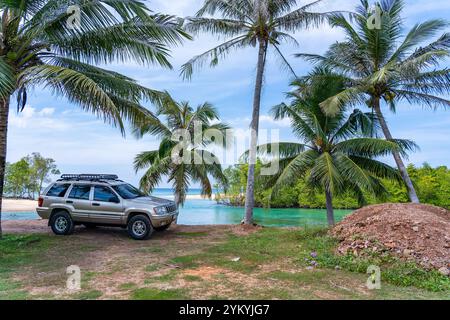 Phuket Thaïlande 19 novembre 2024 : Brown American SUV Jeep Grand Cherokee WJ 2002 près de la mer à Phuket Thaïlande, hors route sur terre, vue de la mer a Banque D'Images