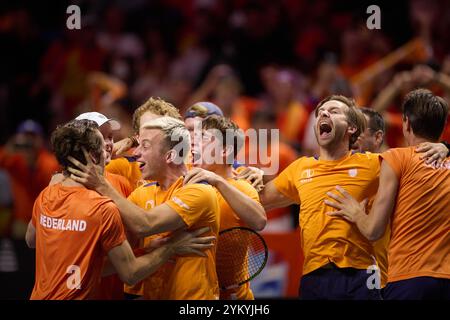 Malaga, Espagne. 19 novembre 2024. Team Netherlands célèbre avoir remporté le quart de finale entre l'Espagne et les pays-Bas lors de la finale de la Coupe Davis à Malaga, Espagne, le 19 novembre 2024. Crédit : Meng Dingbo/Xinhua/Alamy Live News Banque D'Images