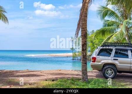 Phuket Thaïlande 19 novembre 2024 : Brown American SUV Jeep Grand Cherokee WJ 2002 près de la mer à Phuket Thaïlande, hors route sur terre, vue de la mer a Banque D'Images