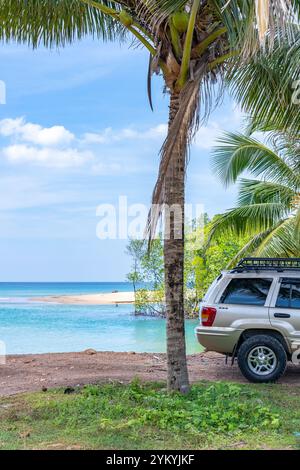 Phuket Thaïlande 19 novembre 2024 : Brown American SUV Jeep Grand Cherokee WJ 2002 près de la mer à Phuket Thaïlande, hors route sur terre, vue de la mer a Banque D'Images