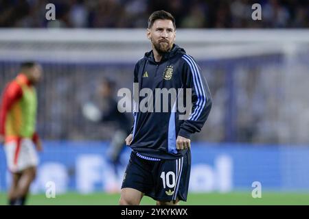 Buenos Aires, Argentine - 20 novembre 2024 : Lionel Messi fait du travail pré-compétitif aujourd'hui avant un match où l'Argentine a triomphé sur le Pérou avec un but décisif de Lautaro Martinez, assurant sa position de leader des qualifications pour la Coupe du monde sud-américaine à la fin de l'année. Avec Lionel Messi, le gardien de but Emiliano 'Dibu' Martinez, et d'autres joueurs vedettes sur le terrain, l'entraîneur-chef Lionel Scaloni a employé une stratégie offensive qui a porté ses fruits en seconde mi-temps. L’équipe attend maintenant avec impatience de reprendre les matchs de qualification en mars. Photo par : UNAR photo Banque D'Images