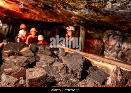 Focus sélectif sur le charbon anthracite sur une trémie avec un groupe défocalisé dans le Lackawanna Coal mine Tour à McDade Park. Banque D'Images