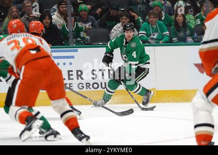 Dallas, États-Unis. 18 novembre 2024. Miro Heiskanen #4 des Dallas Stars patinant sur la glace contre les Ducks d'Anaheim lors du match de saison régulière de la LNH au American Airlines Center. Score final Dallas Stars 2- 4 Canards d'Anaheim. Le 18 novembre 2024 à Dallas, Texas. (Photo de Javier Vicencio/Eyepix Group) crédit : Eyepix Group/Alamy Live News Banque D'Images