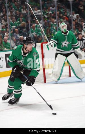 Dallas, États-Unis. 18 novembre 2024. Miro Heiskanen #4 des Dallas Stars patinant sur la glace contre les Ducks d'Anaheim lors du match de saison régulière de la LNH au American Airlines Center. Score final Dallas Stars 2- 4 Canards d'Anaheim. Le 18 novembre 2024 à Dallas, Texas. (Photo de Javier Vicencio/Eyepix Group/SIPA USA) crédit : SIPA USA/Alamy Live News Banque D'Images