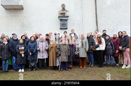 Non exclusif : KIEV, UKRAINE - 15 NOVEMBRE 2024 - les participants assistent à l'ouverture de la plaque commémorative au poète ukrainien, traducteur, écrit littéraire Banque D'Images