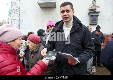 Non exclusif : KIEV, UKRAINE - 15 NOVEMBRE 2024 - le député Roman Hryshchuk distribue des tracts au poète ukrainien lors de l'ouverture de la plaque commémorative Banque D'Images