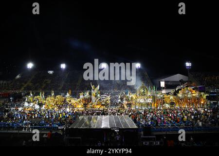 Rio de Janeiro, Brésil. 13 février 2024. L'école de samba Paraíso do Tuiuti parcourt le Sambodrome de Rio de Janeiro, au Brésil, pendant le carnaval. Les écoles de Samba les plus prétentieuses ont défilé le 12 février. Organisé chaque année, le Carnaval de Rio de Janeiro, au Brésil, est considéré comme le plus grand du monde, avec environ deux millions de personnes dans les rues chaque jour. Le défilé officiel du carnaval dans le sambodrome de Rio de Janeiro en 2024 a rendu hommage aux peuples indigènes et à la culture afro-brésilienne avec des chars évoquant l'héritage esclavagiste du Brésil. Crédit : SOPA images Limited/Alamy Live News Banque D'Images