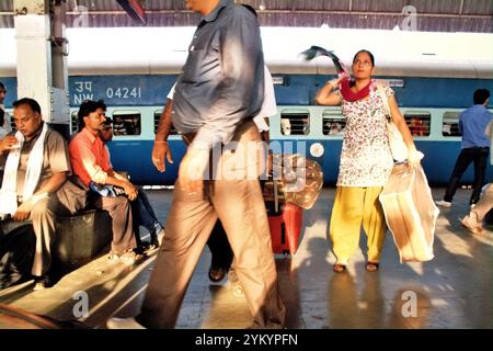 Les passagers du train attendent l'heure de départ à la plate-forme passagers de la gare d'Agra Cantonment à Agra, Uttar Pradesh, Inde. Banque D'Images