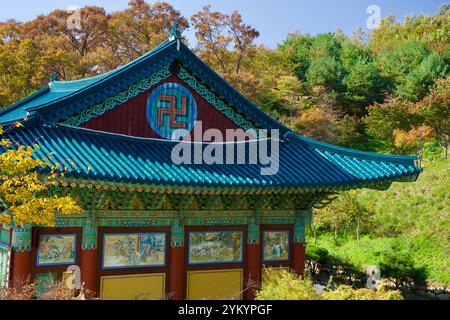 Comté de Yangyang, Corée du Sud - 3 novembre 2024 : Botajeon Hall, orné de motifs dancheong colorés et de peintures murales traditionnelles, se dresse au milieu du v. Banque D'Images