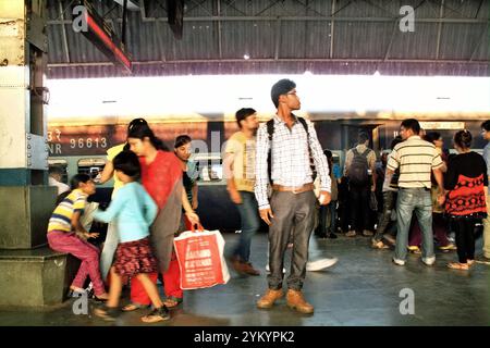 Les passagers du train attendent l'heure de départ à la plate-forme passagers de la gare d'Agra Cantonment à Agra, Uttar Pradesh, Inde. Banque D'Images