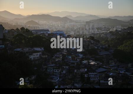 La favela Fallet Fogueteiro dans le quartier de Santa Teresa à Rio de Janeiro, au Brésil, est vue au coucher du soleil. Banque D'Images