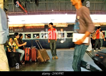 Les passagers du train attendent l'heure de départ à la plate-forme passagers de la gare d'Agra Cantonment à Agra, Uttar Pradesh, Inde. Banque D'Images