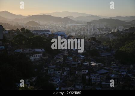 Rio de Janeiro, RJ, Brésil. 3 mars 2024. La favela Fallet Fogueteiro dans le quartier de Santa Teresa à Rio de Janeiro, au Brésil, est vue au coucher du soleil. (Crédit image : © Apolline Guillerot-Malick/SOPA images via ZUMA Press Wire) USAGE ÉDITORIAL SEULEMENT! Non destiné à UN USAGE commercial ! Banque D'Images