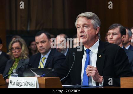 Washington, États-Unis. 19 novembre 2024. Le sénateur des États-Unis Roger Marshall (républicain du Kansas) prend la parole lors des audiences de la Commission judiciaire du Sénat pour examiner la question de briser le duopole Visa-Mastercard, en se concentrant sur la mise en concurrence et la réduction des frais dans le système de cartes de crédit. Washington, DC, États-Unis, 19 novembre 2024. Photo Mattie Neretin/CNP/ABACAPRESS. COM Credit : Abaca Press/Alamy Live News Banque D'Images