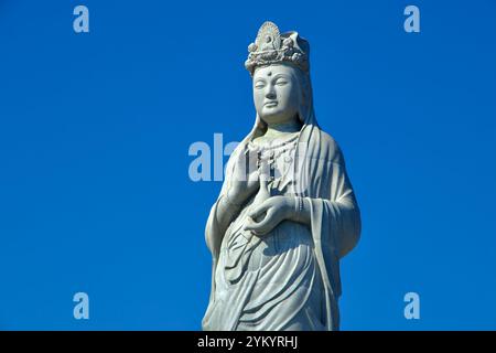 Comté de Yangyang, Corée du Sud - 3 novembre 2024 : gros plan de la statue d'eau de mer d'Avalokitesvara au temple Naksansa, avec des visiteurs explorant sa nature Banque D'Images