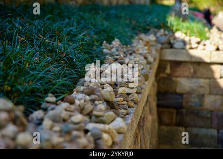 Comté de Yangyang, Corée du Sud - 3 novembre 2024 : des rangées de pierres méticuleusement empilées bordent un mur de temple à Naksansa, symbolisant des prières, des souhaits, un Banque D'Images