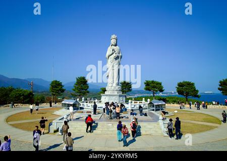 Comté de Yangyang, Corée du Sud - 3 novembre 2024 : la statue d'eau de mer Avalokitesvara se dresse comme un symbole sacré et emblématique au temple Naksansa, surroun Banque D'Images