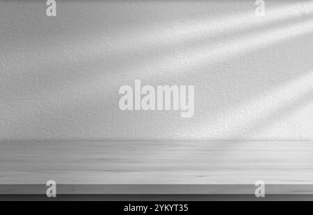 Table en marbre avec fond blanc de texture de mur de stuc avec faisceau de lumière et ombre, adapté à l'affichage de toile de fond de présentation de produit et à la maquette. Banque D'Images