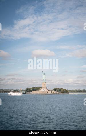 La Statue de la liberté de New York, vue depuis le ferry de Staten Island, Manhattan, New York. Banque D'Images