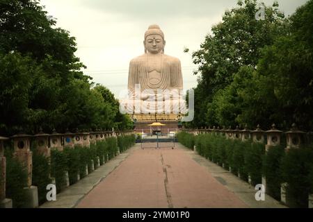 Une statue de grand Bouddha de 64 pieds de haut dans une posture de méditation qui a fait d'un mélange de grès et de granit rouge par l'artiste V. Ganapati Sthapati de 1982 à 1989, situé à Bodhgaya, Bihar, Inde. Banque D'Images