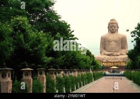 Une statue de grand Bouddha de 64 pieds de haut dans une posture de méditation qui a fait d'un mélange de grès et de granit rouge par l'artiste V. Ganapati Sthapati de 1982 à 1989, situé à Bodhgaya, Bihar, Inde. Banque D'Images