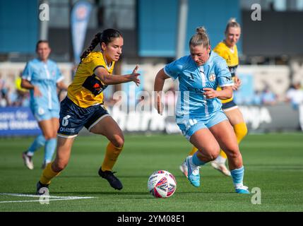 Casey, Australie. 16 novembre 2024. City's Pollicina et Central Coast Gomez en compétition pour le ballon lors du match de la troisième ronde de la saison 2024/25 entre Melbourne City et Central Coast Mariners qui s'est tenu à Casey Fields. Score final 2:2. Australian Professional Soccer féminin A-League 2024/25 saison Round 3 match entre Melbourne City et Central Coast Mariners. Dessiner 2-2. Crédit : SOPA images Limited/Alamy Live News Banque D'Images