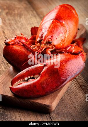 Homard bouilli rouge sur fond en bois Banque D'Images