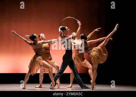 Un groupe de danseurs interprètent le ballet moderne Ecliptic Banque D'Images