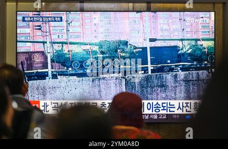 Séoul, Corée du Sud. 15 novembre 2024. Une émission télévisée Yonhapnews de 24 heures à la gare de Yongsan à Séoul montre une photo de ce que l'on croit être un obusier automoteur M-1989 'Juchepo' 170 mm fabriqué en Corée du Nord en Russie sur l'application de messagerie Telegram russe. L'agence d'espionnage sud-coréenne a confirmé le 20 novembre les exportations supplémentaires d'obusiers et de lance-roquettes multiples de la Corée du Nord vers la Russie, selon les législateurs sud-coréens. (Crédit image : © Kim Jae-Hwan/SOPA images via ZUMA Press Wire) USAGE ÉDITORIAL SEULEMENT! Non destiné à UN USAGE commercial ! Banque D'Images