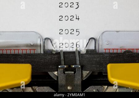 2023, 2024, 2025,2026 écrit sur une vieille machine à écrire Banque D'Images