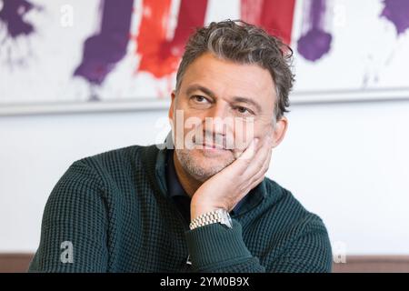 Le ténor vedette Jonas Kaufmann, nouveau directeur du Festival tyrolien Erl, lors d'une interview accordée à l'Agence de presse APA-Autriche le mardi 12 novembre 2024, à Erl, Autriche. - 20241112 PD14774 crédit : APA-PictureDesk/Alamy Live News Banque D'Images