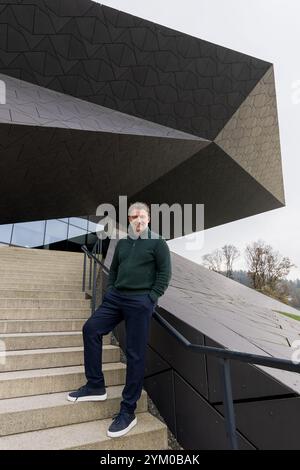 Le ténor vedette Jonas Kaufmann, nouveau directeur du Festival tyrolien Erl, lors d'une interview accordée à l'Agence de presse APA-Autriche le mardi 12 novembre 2024, à Erl, Autriche. - 20241112 PD14770 crédit : APA-PictureDesk/Alamy Live News Banque D'Images