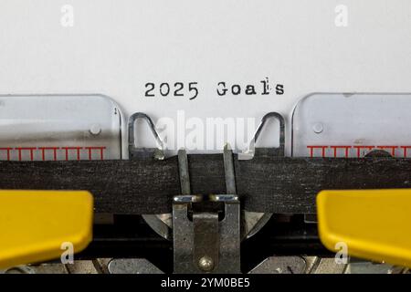 2025 buts écrits sur une vieille machine à écrire Banque D'Images