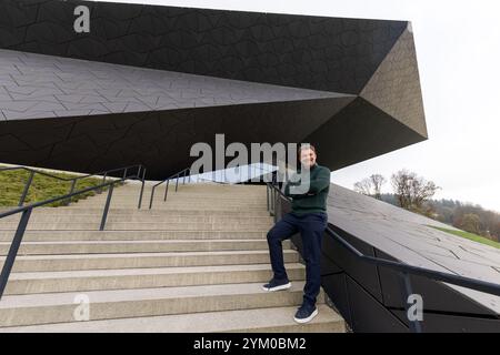 Le ténor vedette Jonas Kaufmann, nouveau directeur du Festival tyrolien Erl, lors d'une interview accordée à l'Agence de presse APA-Autriche le mardi 12 novembre 2024, à Erl, Autriche. - 20241112 PD14773 crédit : APA-PictureDesk/Alamy Live News Banque D'Images