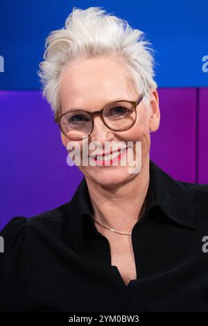 Baerbel SCHAEFER, Bärbel Schäfer, Moderatorin, Portraet, Porträt, portrait, Angeschnittenes Einzelbild, Einzelmotiv, zu Gast in der Sendung Maischberger, Talkshow, WDR/ARD, 19.11.2024. *** Baerbel SCHAEFER, Bärbel Schäfer, présentateur, portrait, portrait, portrait, photo recadrée, sujet unique, invité sur Maischberger, talk show, WDR ARD, 19 11 2024 Banque D'Images