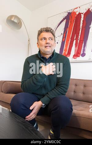 Le ténor vedette Jonas Kaufmann, nouveau directeur du Festival tyrolien Erl, lors d'une interview accordée à l'Agence de presse APA-Autriche le mardi 12 novembre 2024, à Erl, Autriche. - 20241112 PD14781 crédit : APA-PictureDesk/Alamy Live News Banque D'Images