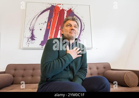 Le ténor vedette Jonas Kaufmann, nouveau directeur du Festival tyrolien Erl, lors d'une interview accordée à l'Agence de presse APA-Autriche le mardi 12 novembre 2024, à Erl, Autriche. - 20241112 PD14776 crédit : APA-PictureDesk/Alamy Live News Banque D'Images