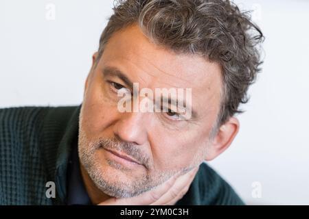 Le ténor vedette Jonas Kaufmann, nouveau directeur du Festival tyrolien Erl, lors d'une interview accordée à l'Agence de presse APA-Autriche le mardi 12 novembre 2024, à Erl, Autriche. - 20241112 PD14778 crédit : APA-PictureDesk/Alamy Live News Banque D'Images