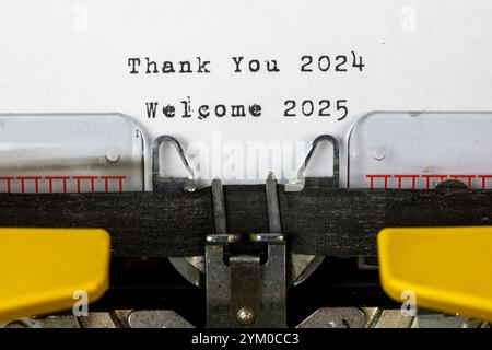 Merci 2024 , Bienvenue 2025 , nouvel an et concept de Noël Banque D'Images