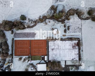 Rottweil, Allemagne. 20 novembre 2024. Il neige autour des courts de tennis. Il a neigé dans de nombreux endroits du Bade-Württemberg pendant la nuit. (Prise de vue aérienne avec un drone). Crédit : Silas Stein/dpa/Alamy Live News Banque D'Images