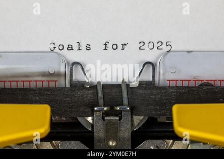 Buts pour 2025 écrits sur une vieille machine à écrire Banque D'Images