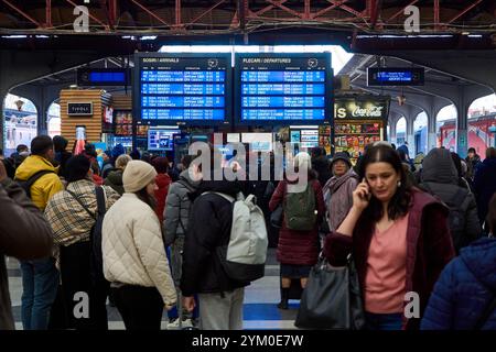 Bucarest, Roumanie. 20 novembre 2024 : le panneau de départ à l'arrivée depuis le quai central de la gare du Nord de Bucarest lors de l'inauguration du nouveau train de voyageurs électrique Alstom Coradia Stream de six voitures, mis en circulation aujourd'hui par la compagnie publique des chemins de fer roumains (CFR). Crédit : Lucian Alecu/Alamy Live News Banque D'Images