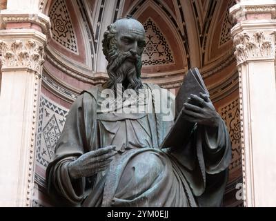 La statue en bronze de Jean l'évangéliste de l'an 1515 par Baccio da Montelupo dans les niches extérieures de l'église d'Orsanmichele à Florenc Banque D'Images